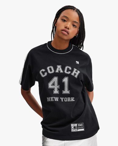  COACH - Áo thun nữ cổ tròn tay ngắn Embellished Varsity 