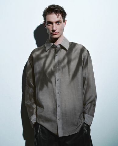  URBAN REVIVO - Áo sơ mi nam cổ bẻ tay dài in họa tiết 