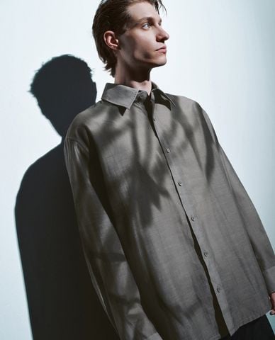  URBAN REVIVO - Áo sơ mi nam cổ bẻ tay dài in họa tiết 