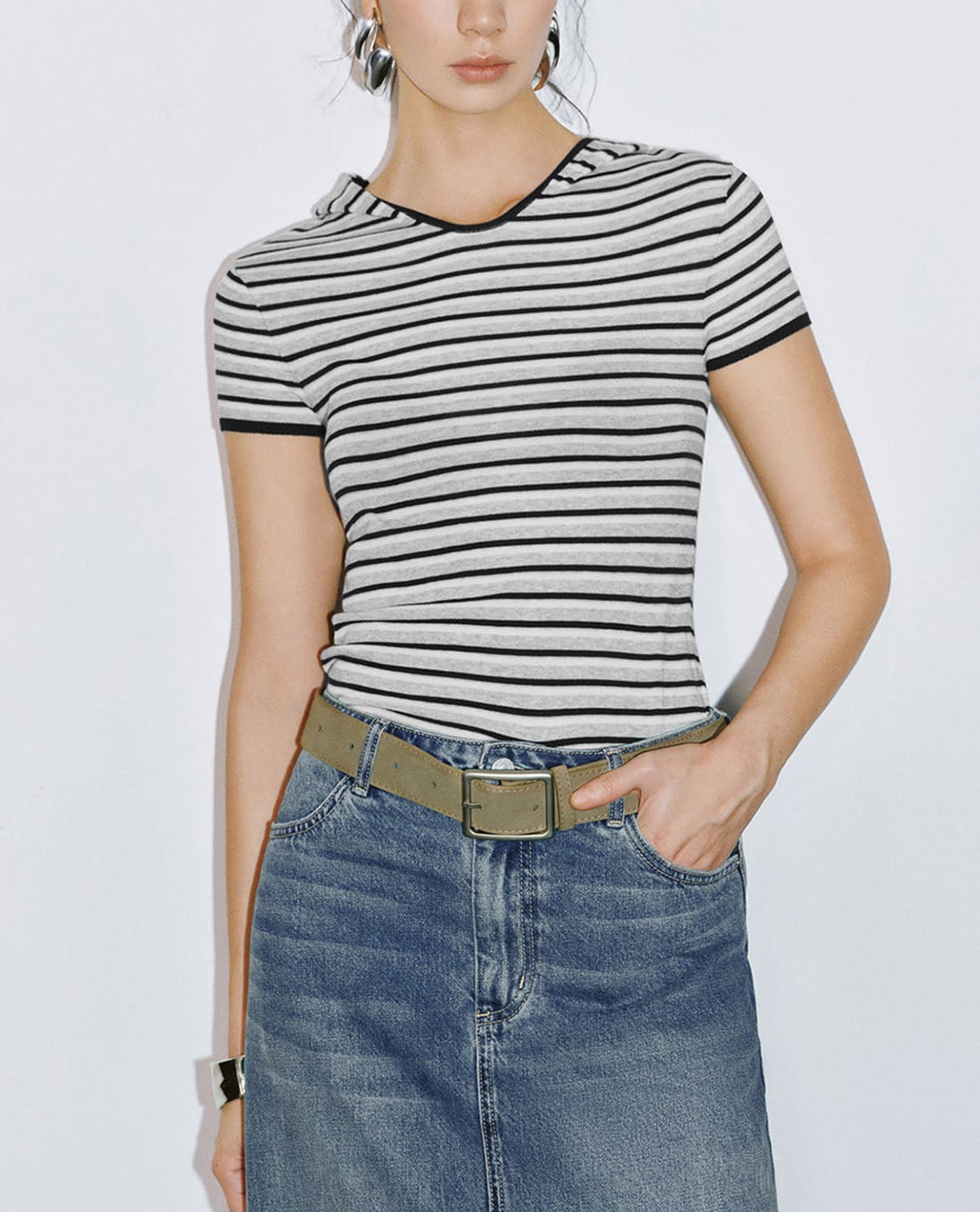 URBAN REVIVO - Áo thun nữ cổ tròn tay ngắn Striped Knitted