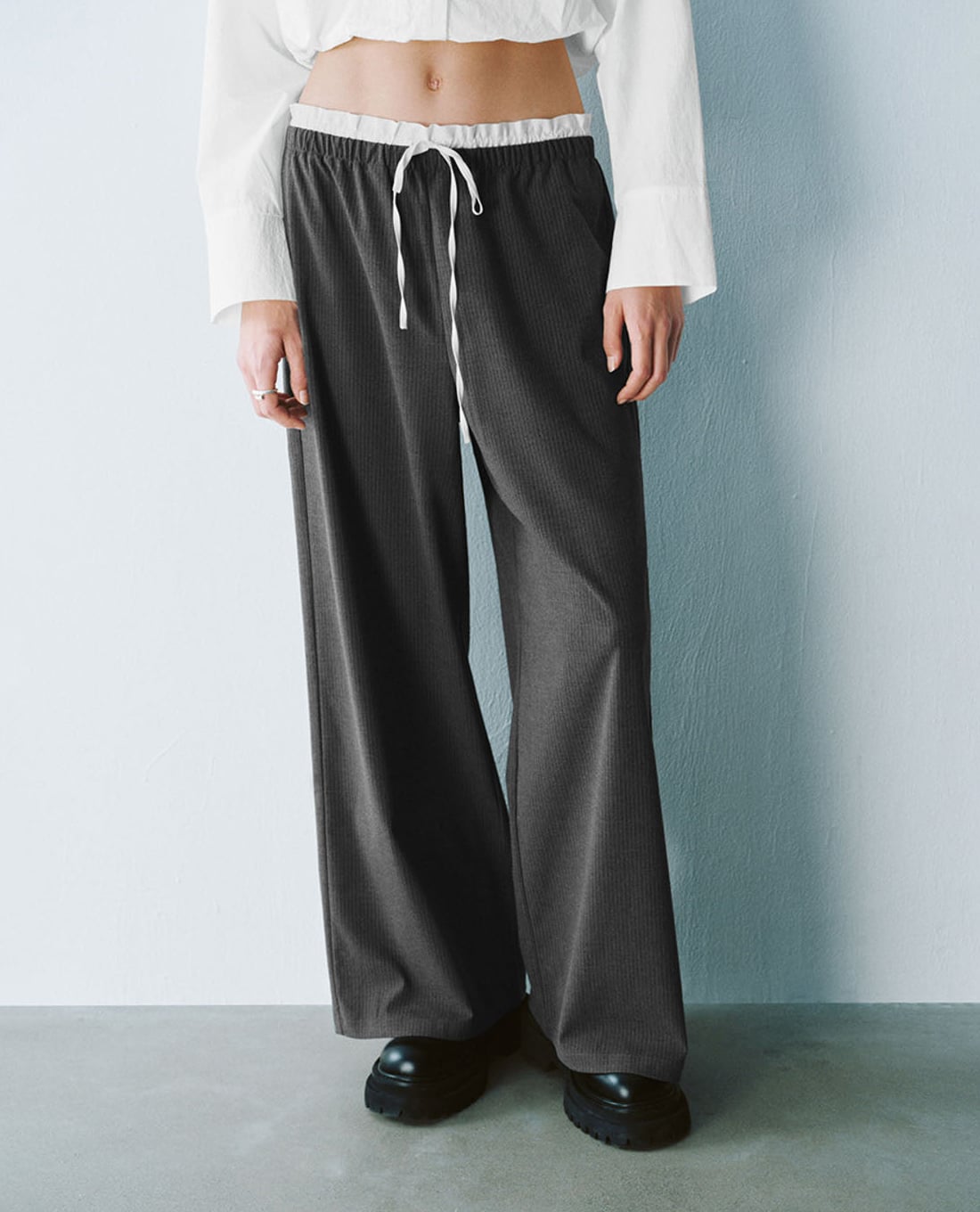 URBAN REVIVO - Quần nữ ống rộng lưng thun hiện đại