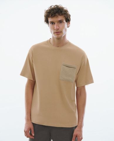  URBAN REVIVO - Áo thun nam cổ tròn tay ngắn phối túi Straight 