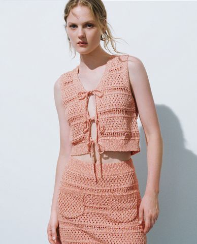  URBAN REVIVO - Áo sát nách nữ dệt kim phom croptop nữ tính 