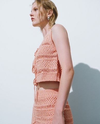  URBAN REVIVO - Áo sát nách nữ dệt kim phom croptop nữ tính 