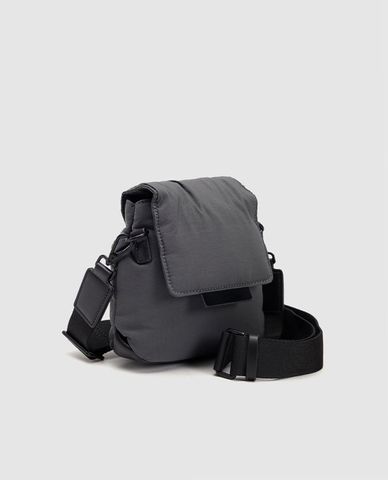  URBAN REVIVO - Túi đeo chéo nam nắp gập trẻ trung 