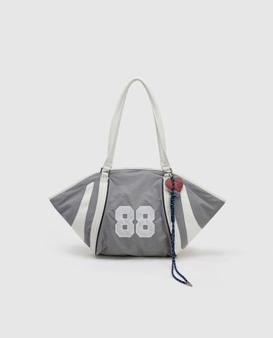  URBAN REVIVO - Túi đeo vai nữ hình thang phối charm 