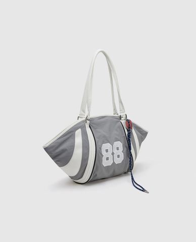  URBAN REVIVO - Túi đeo vai nữ hình thang phối charm 