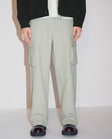  URBAN REVIVO - Quần nam ống rộng phối túi cá tính 