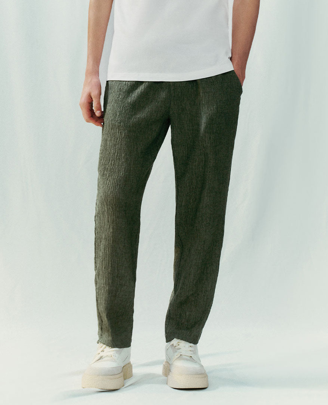 URBAN REVIVO - Quần nam ống đứng lưng thun Elastic Waist Straight