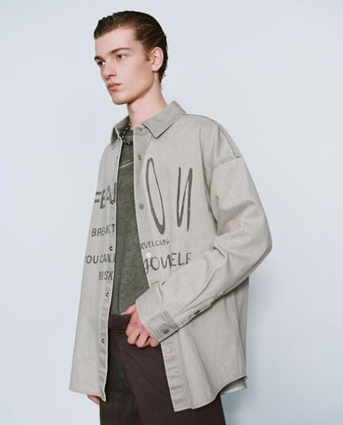  URBAN REVIVO - Áo sơ mi nam cổ bẻ tay dài phối họa tiết 