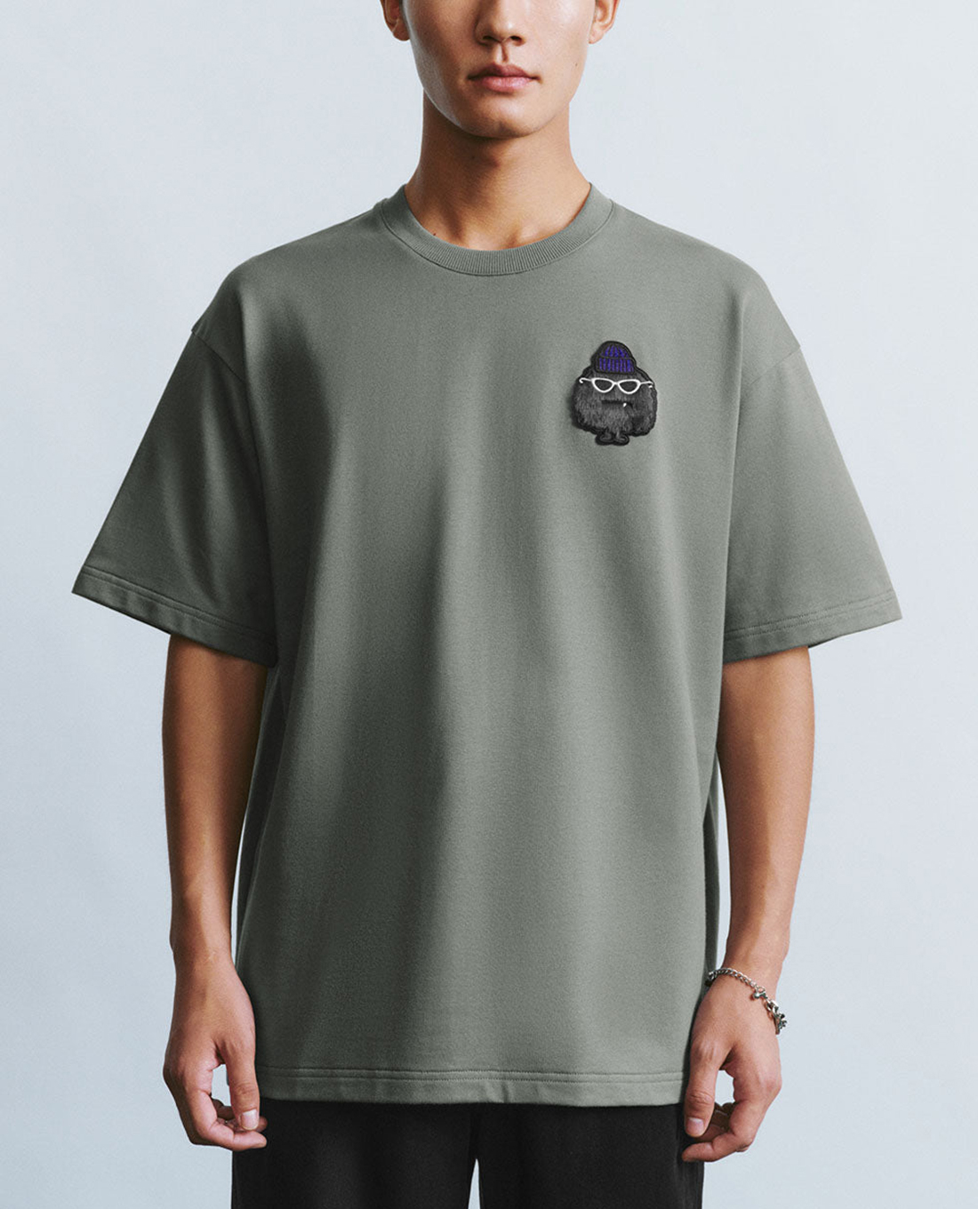 URBAN REVIVO - Áo thun nam cổ tròn tay ngắn phối hình thêu trẻ trung Printed