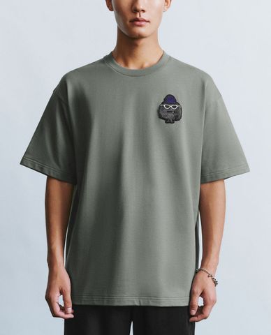  URBAN REVIVO - Áo thun nam cổ tròn tay ngắn phối hình thêu trẻ trung Printed 