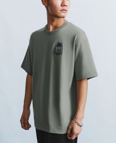  URBAN REVIVO - Áo thun nam cổ tròn tay ngắn phối hình thêu trẻ trung Printed 