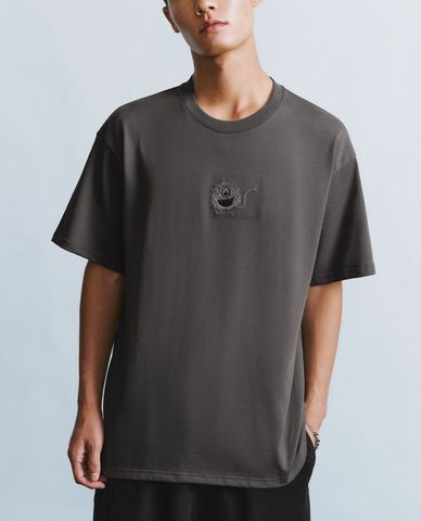  URBAN REVIVO - Áo thun nam cổ tròn tay ngắn phối hình thêu trẻ trung 