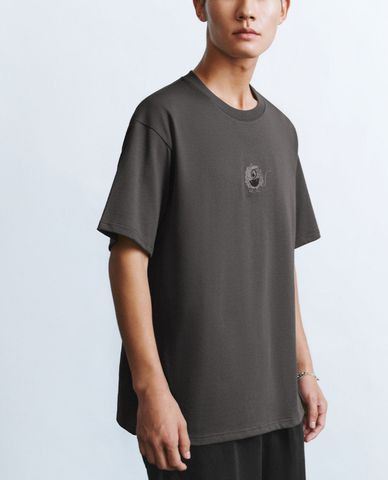  URBAN REVIVO - Áo thun nam cổ tròn tay ngắn phối hình thêu trẻ trung 