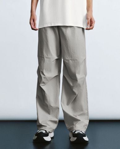  URBAN REVIVO - Quần nam ống rộng lưng thun phối dây rút thời trang 