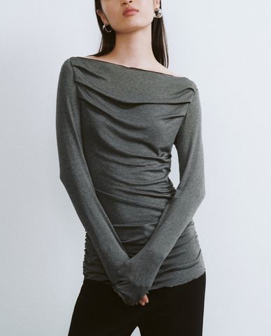  URBAN REVIVO - Áo kiểu nữ cổ thuyền tay dài phom ôm 