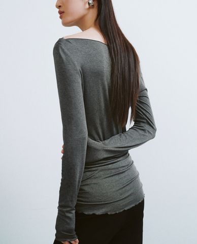  URBAN REVIVO - Áo kiểu nữ cổ thuyền tay dài phom ôm 