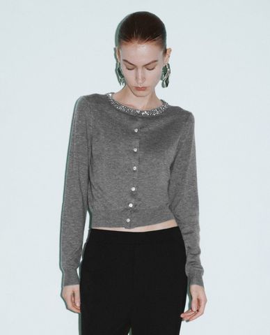  URBAN REVIVO - Áo khoác cardigan nữ cổ tròn tay dài đính đá 