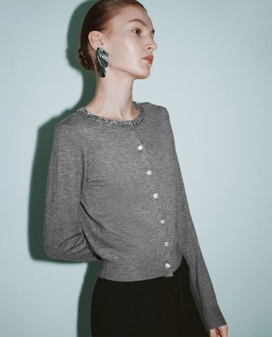  URBAN REVIVO - Áo khoác cardigan nữ cổ tròn tay dài đính đá 