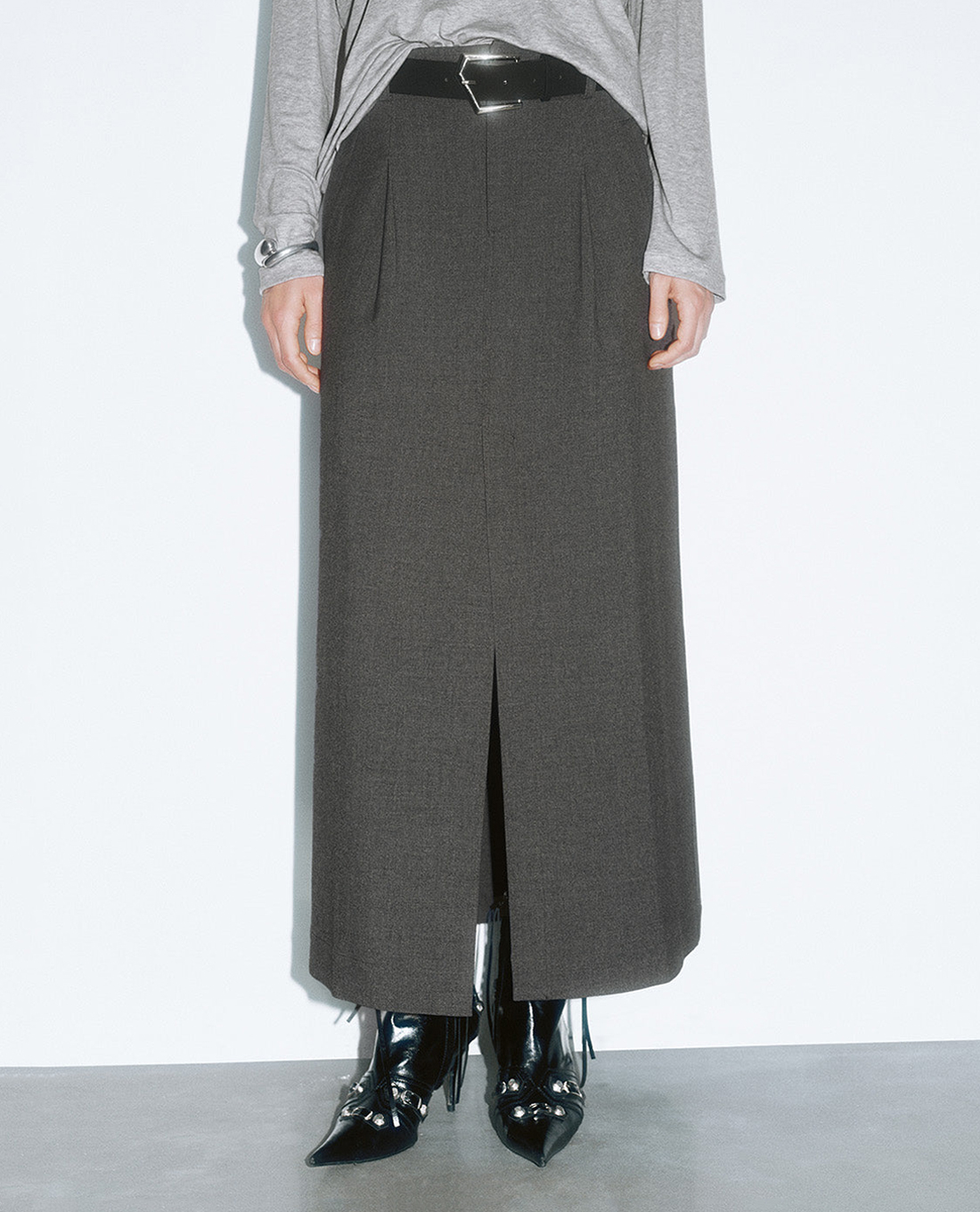 URBAN REVIVO - Chân váy phom suông midi xẻ tà Regular Straight