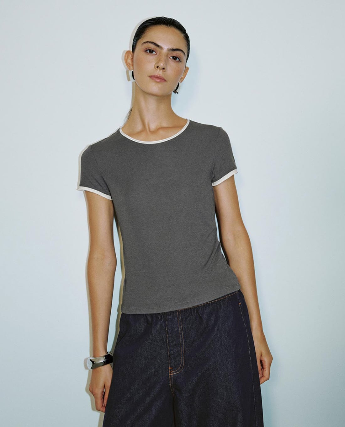 URBAN REVIVO - Áo thun nữ cổ tròn tay ngắn hiện đại