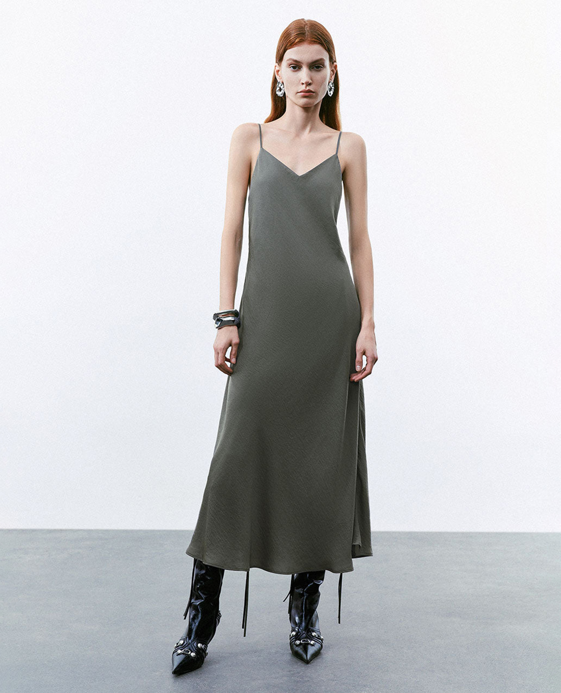 URBAN REVIVO - Đầm hai dây midi phom suông V-Neck A-Line Cami