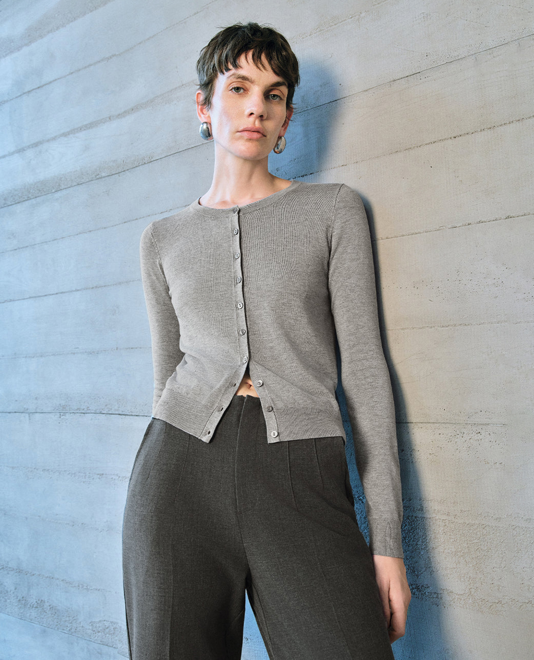URBAN REVIVO - Áo khoác cardigan nữ cổ tròn ta dài phối nút hiện đại