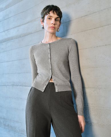  URBAN REVIVO - Áo khoác cardigan nữ cổ tròn ta dài phối nút hiện đại 