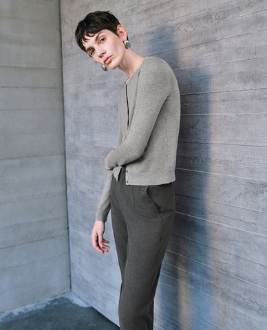  URBAN REVIVO - Áo khoác cardigan nữ cổ tròn ta dài phối nút hiện đại 