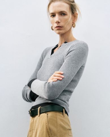  URBAN REVIVO - Áo dệt kim nữ cổ V tay dài phom ôm tôn dáng 