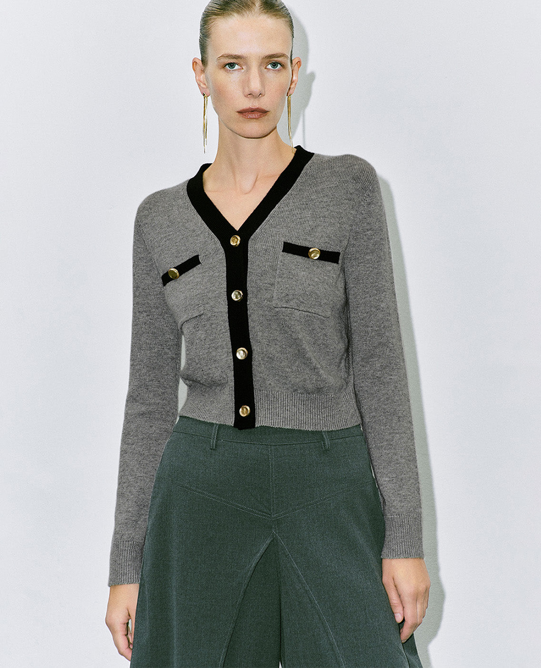 URBAN REVIVO - Áo khoác cardigan nữ cổ V tay dài Button Up