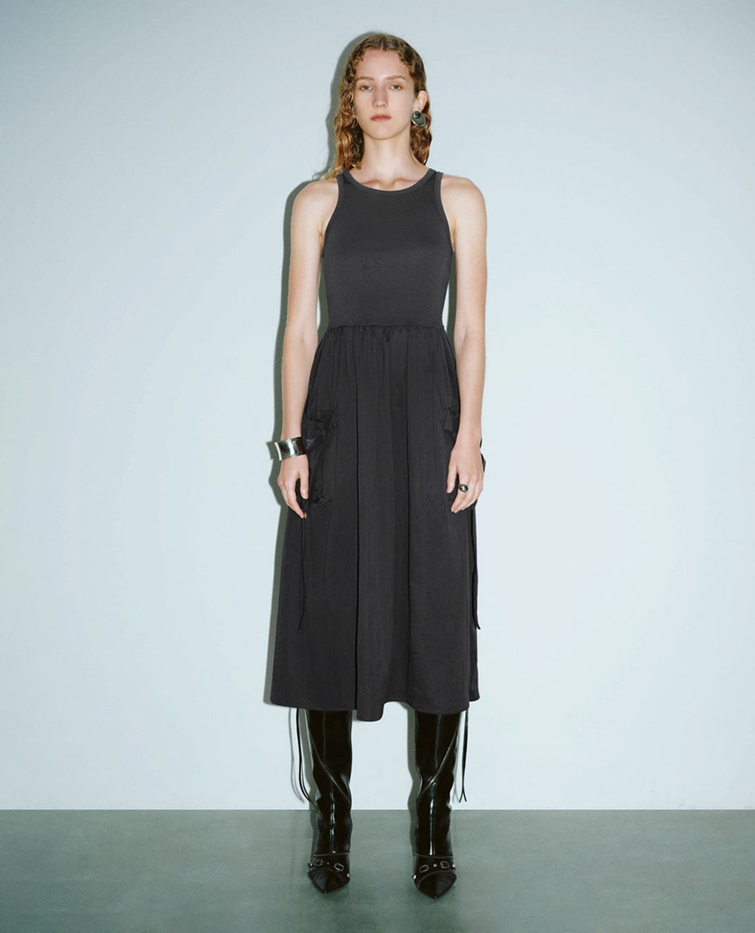 URBAN REVIVO - Đầm sát nách midi phối túi hộp A Line