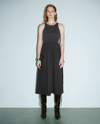  URBAN REVIVO - Đầm sát nách midi phối túi hộp A Line 