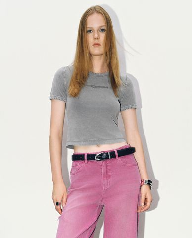  URBAN REVIVO - Áo croptop nữ cổ tròn tay ngắn phom ôm 