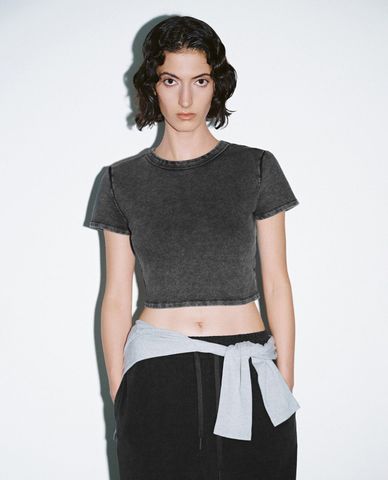 URBAN REVIVO - Áo croptop nữ cổ tròn tay ngắn 
