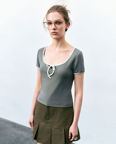  URBAN REVIVO - Áo croptop nữ cổ chữ U tay ngắn phối nơ Bow Décor 