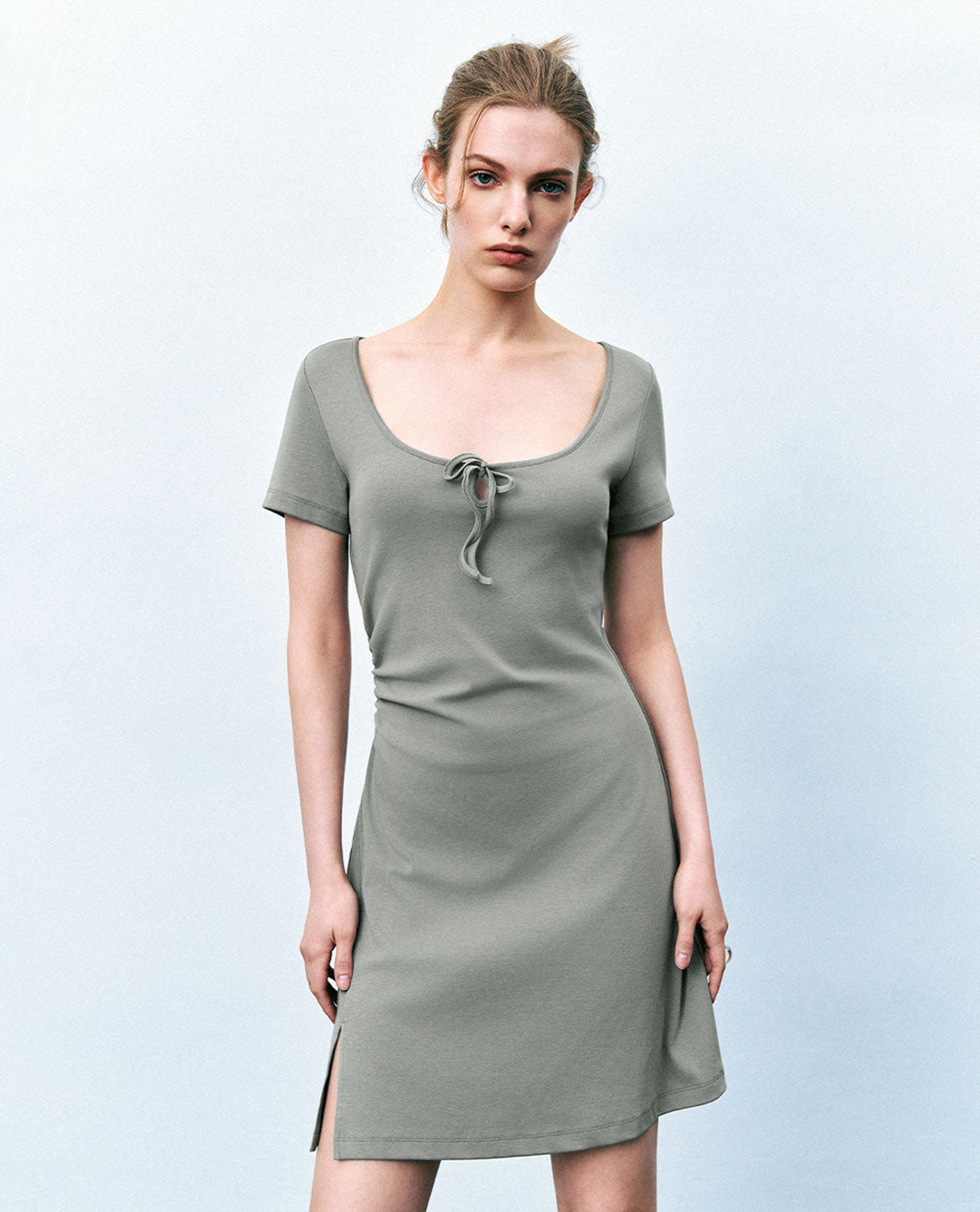 URBAN REVIVO - Đầm mini phom suông cổ chữ U phối nơ Tie Front