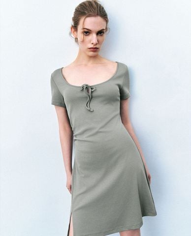  URBAN REVIVO - Đầm mini phom suông cổ chữ U phối nơ Tie Front 