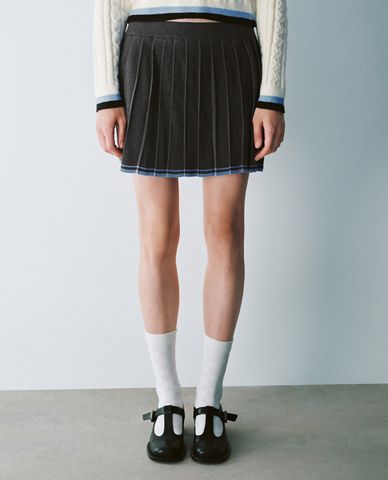  URBAN REVIVO - Chân váy dệt kim mini xếp li hiện đại 