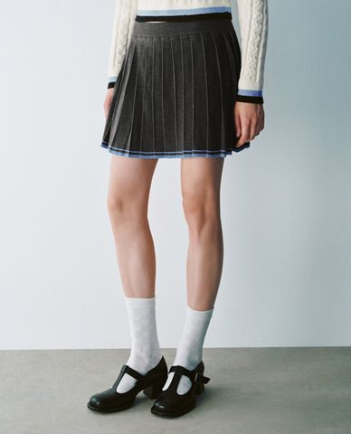  URBAN REVIVO - Chân váy dệt kim mini xếp li hiện đại 