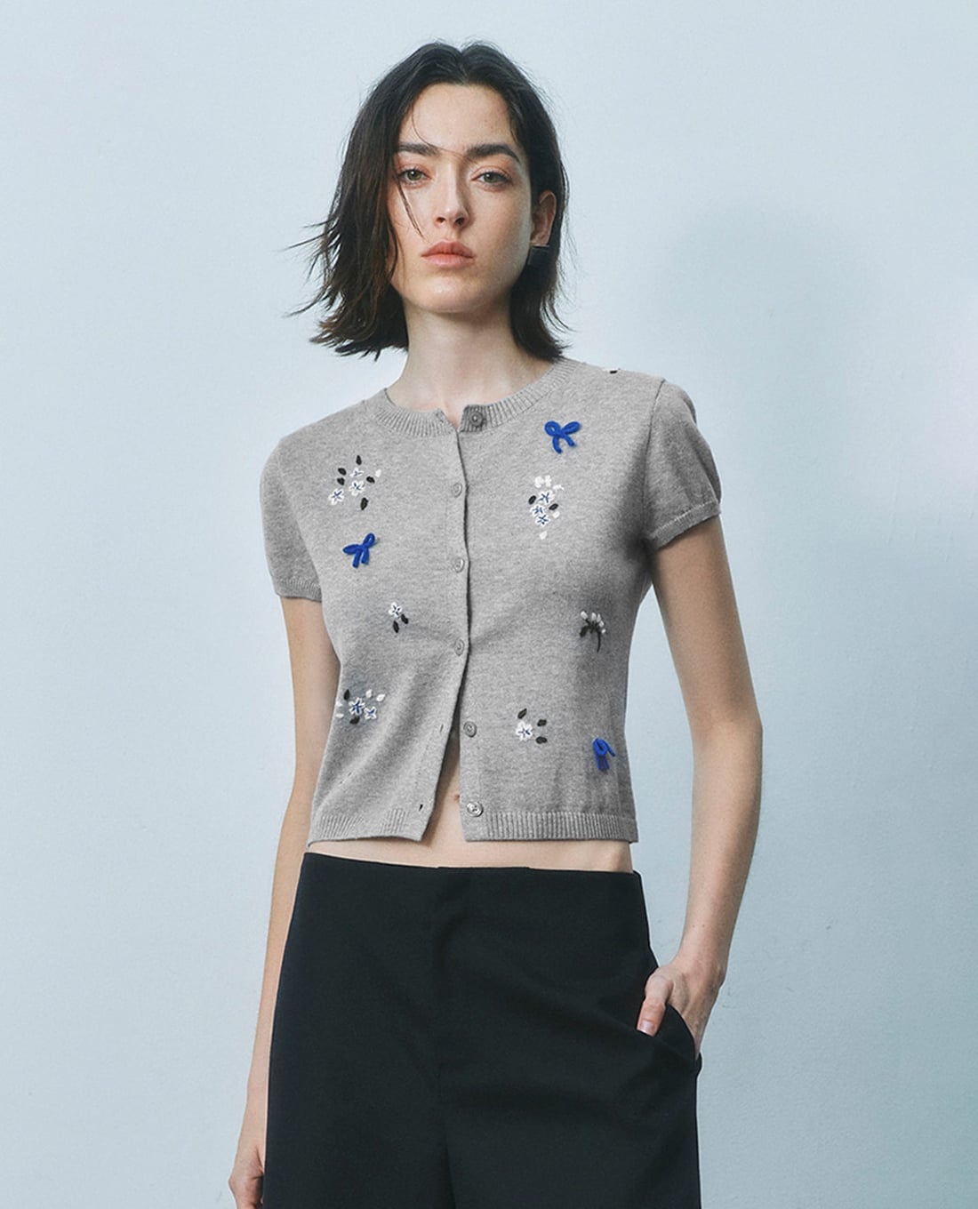 URBAN REVIVO - Áo khoác dệt kim nữ tay ngắn phom croptop