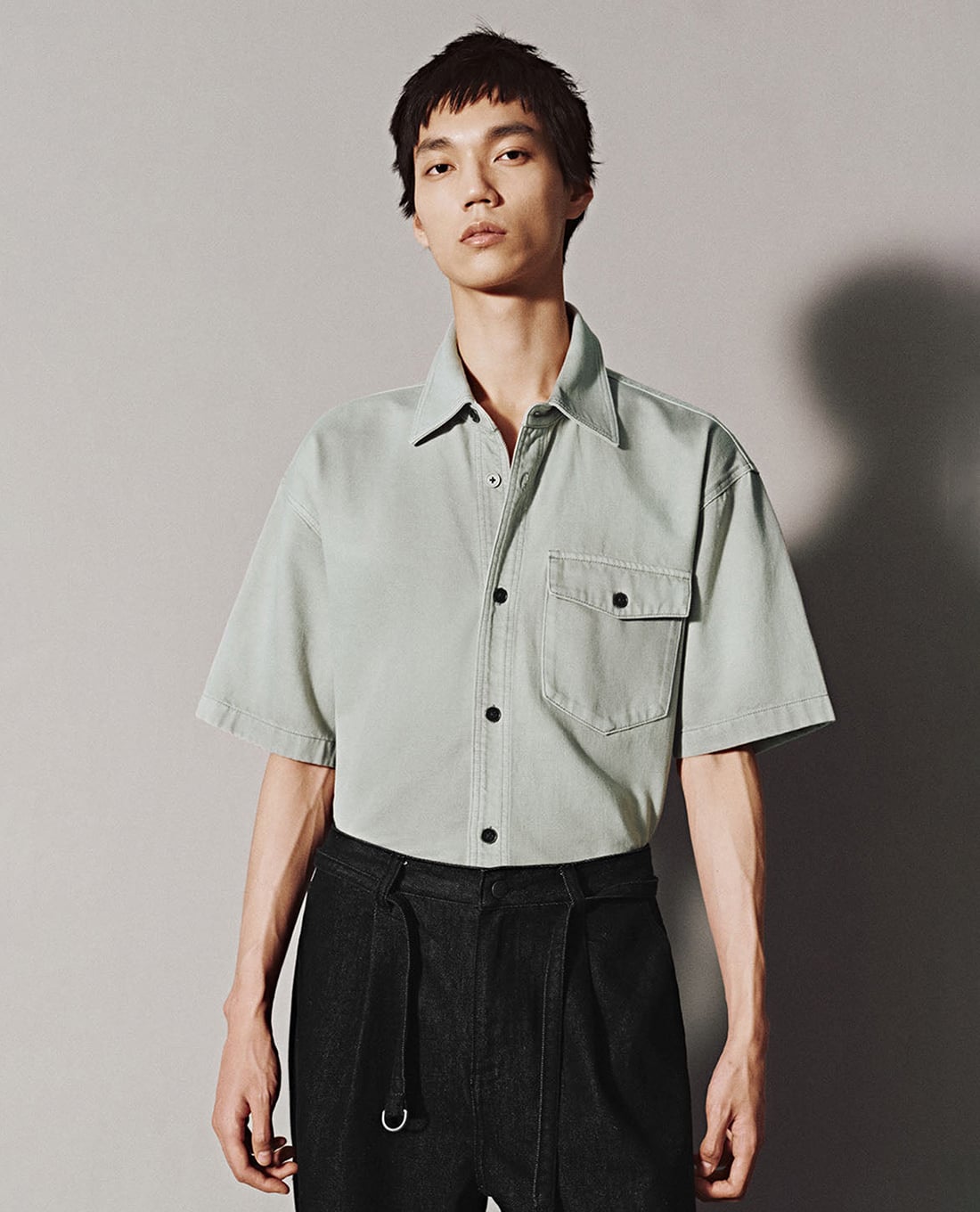 URBAN REVIVO - Áo sơ mi denim nam cổ bẻ tay ngắn