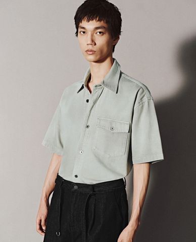  URBAN REVIVO - Áo sơ mi denim nam cổ bẻ tay ngắn 