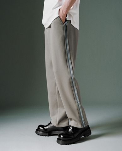  URBAN REVIVO - Quần nam ống đứng lưng cao Regular Carrot Fit 