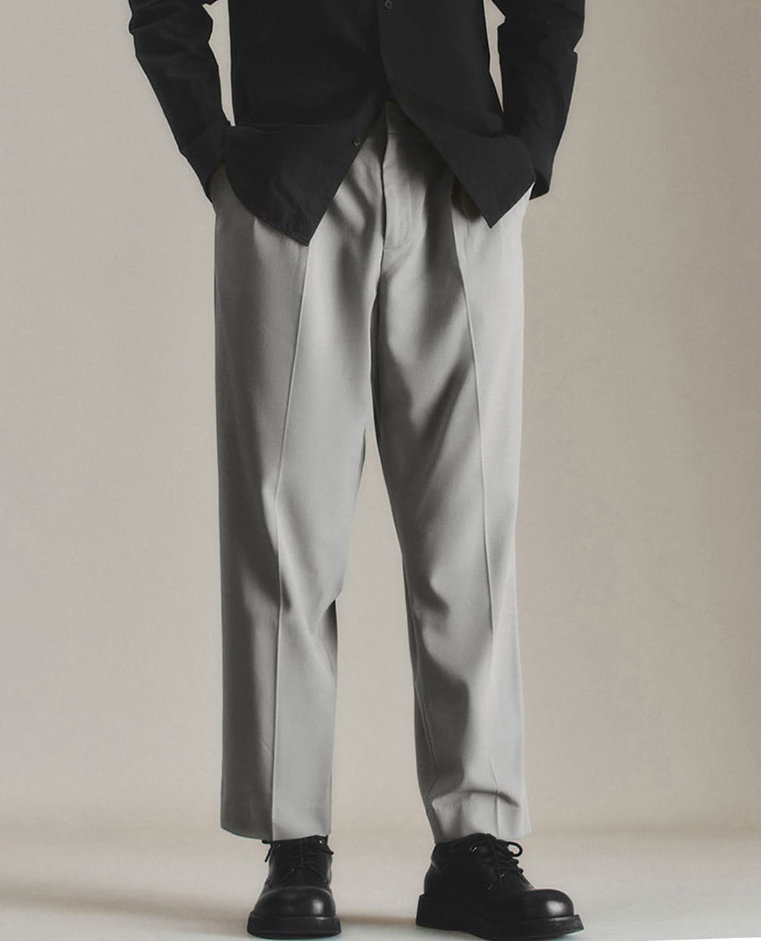 URBAN REVIVO - Quần nam ống đứng hiện đại