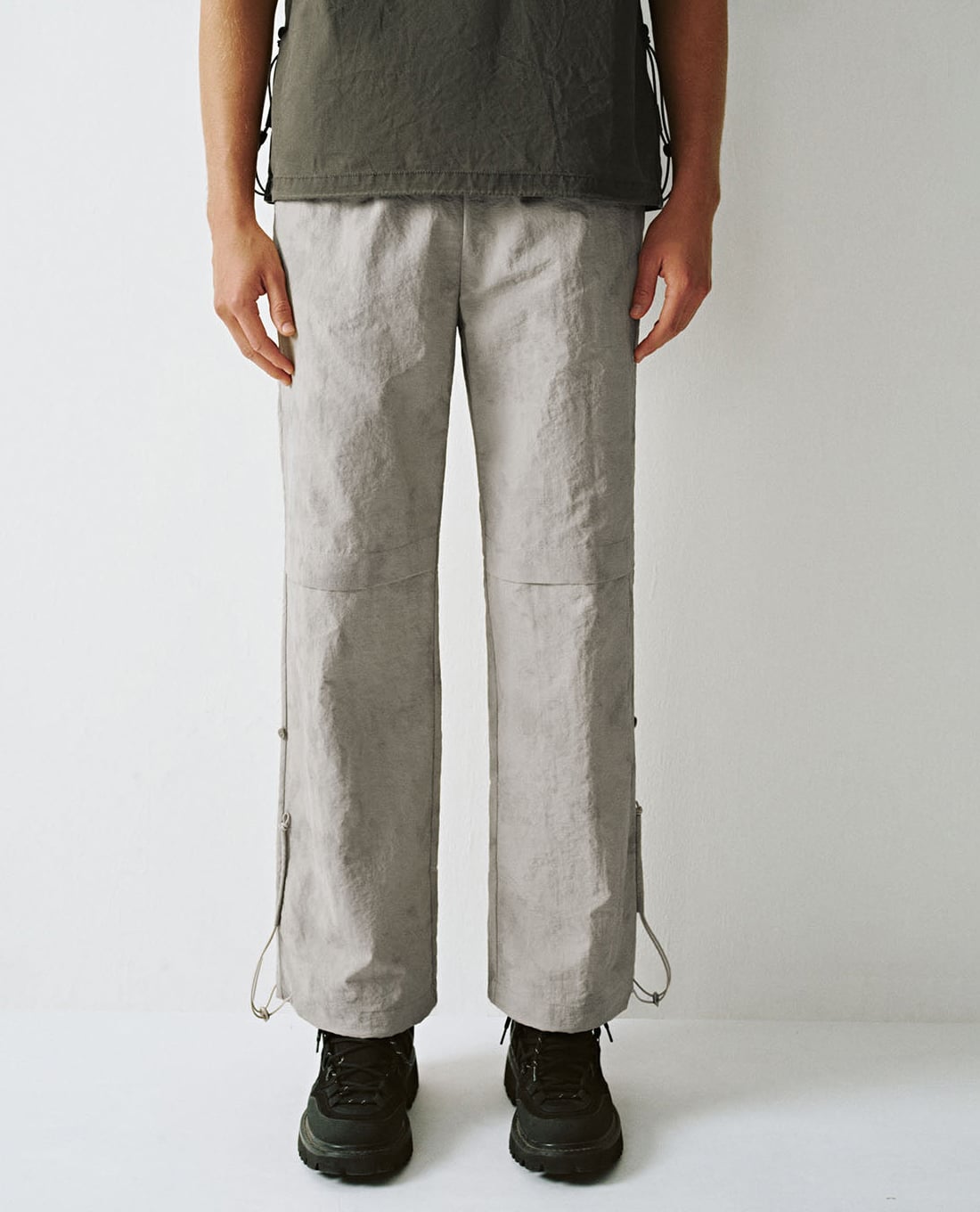 URBAN REVIVO - Quần ống rộng nam lưng thun hiện đại