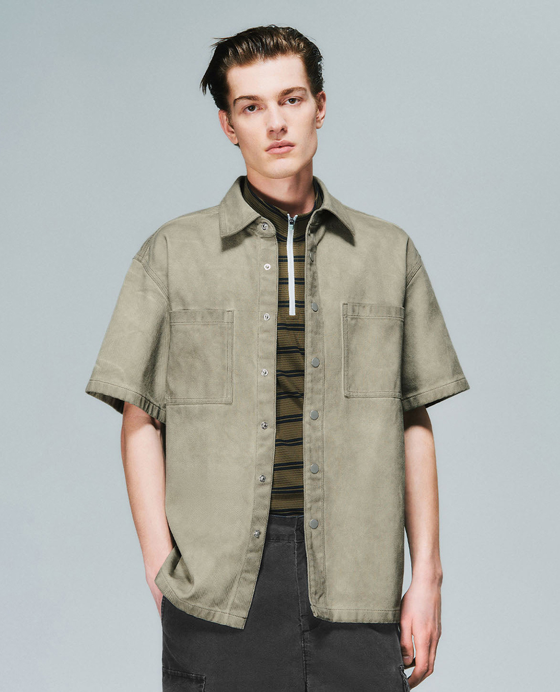 URBAN REVIVO - Áo sơ mi denim nam tay ngắn hiện đại