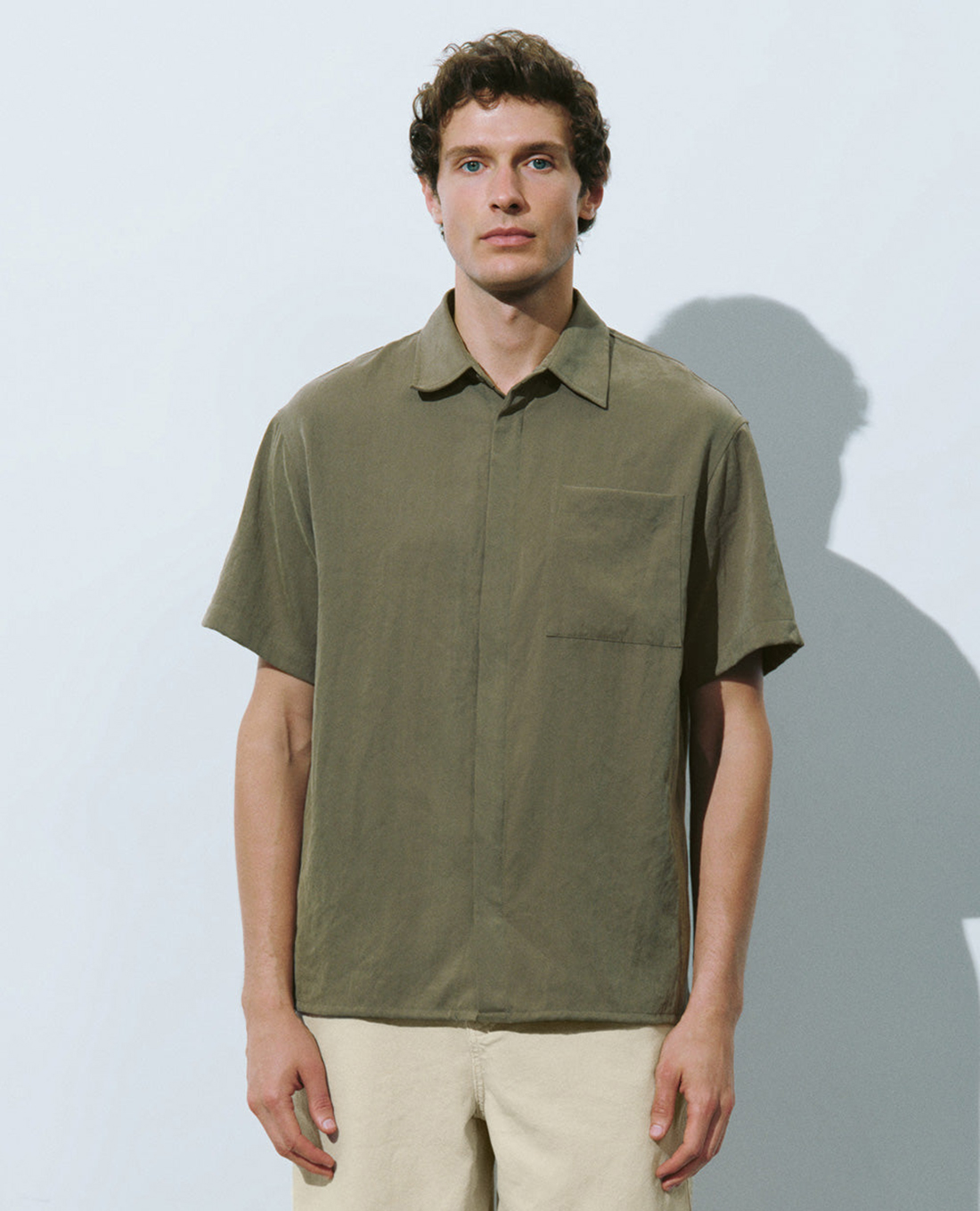 URBAN REVIVO - Áo sơ mi nam cổ bẻ tay ngắn phối túi Button Up Straight