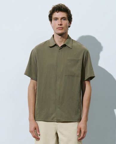  URBAN REVIVO - Áo sơ mi nam cổ bẻ tay ngắn phối túi Button Up Straight 